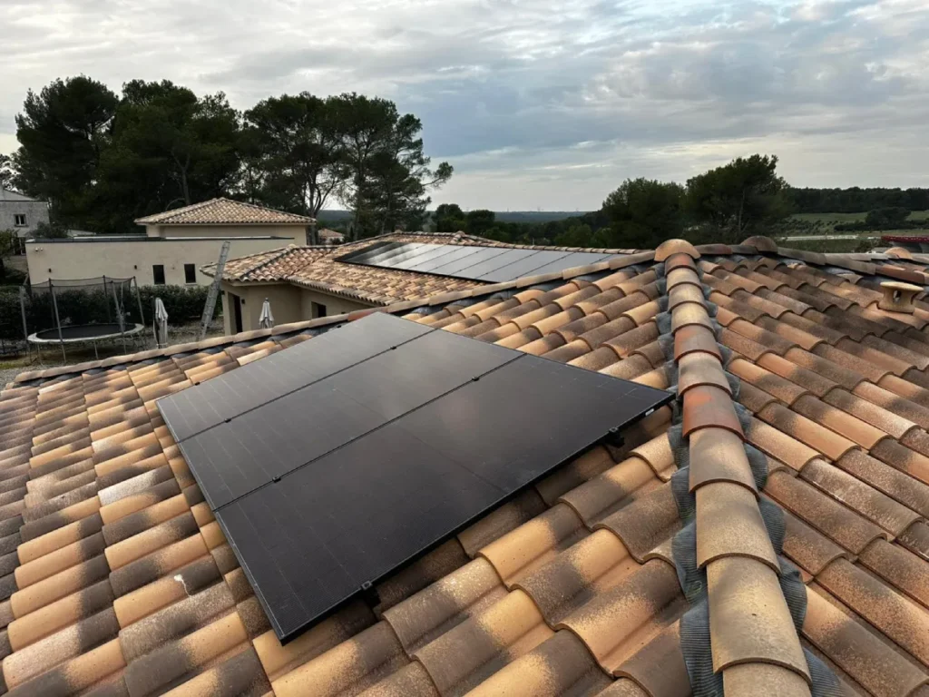 toit avec panneaux photovoltaiques